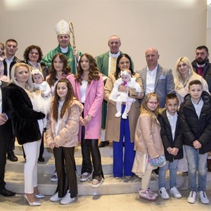 Biskup Šaško u zagrebačkoj Dubravi krstio Ivanu, šesto dijete obitelji Palić, i Martu, peto dijete obitelji Golomeić